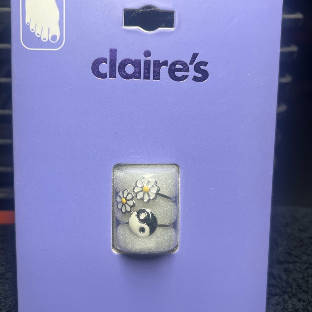 Claire's Black and White Yin Yang Daisy Toe Rings